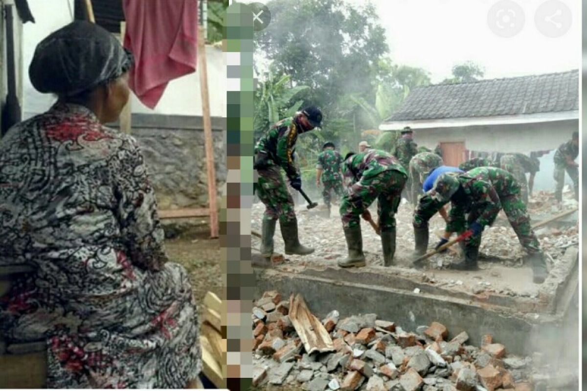 Rumah Janda dibongkar TNI dan warga