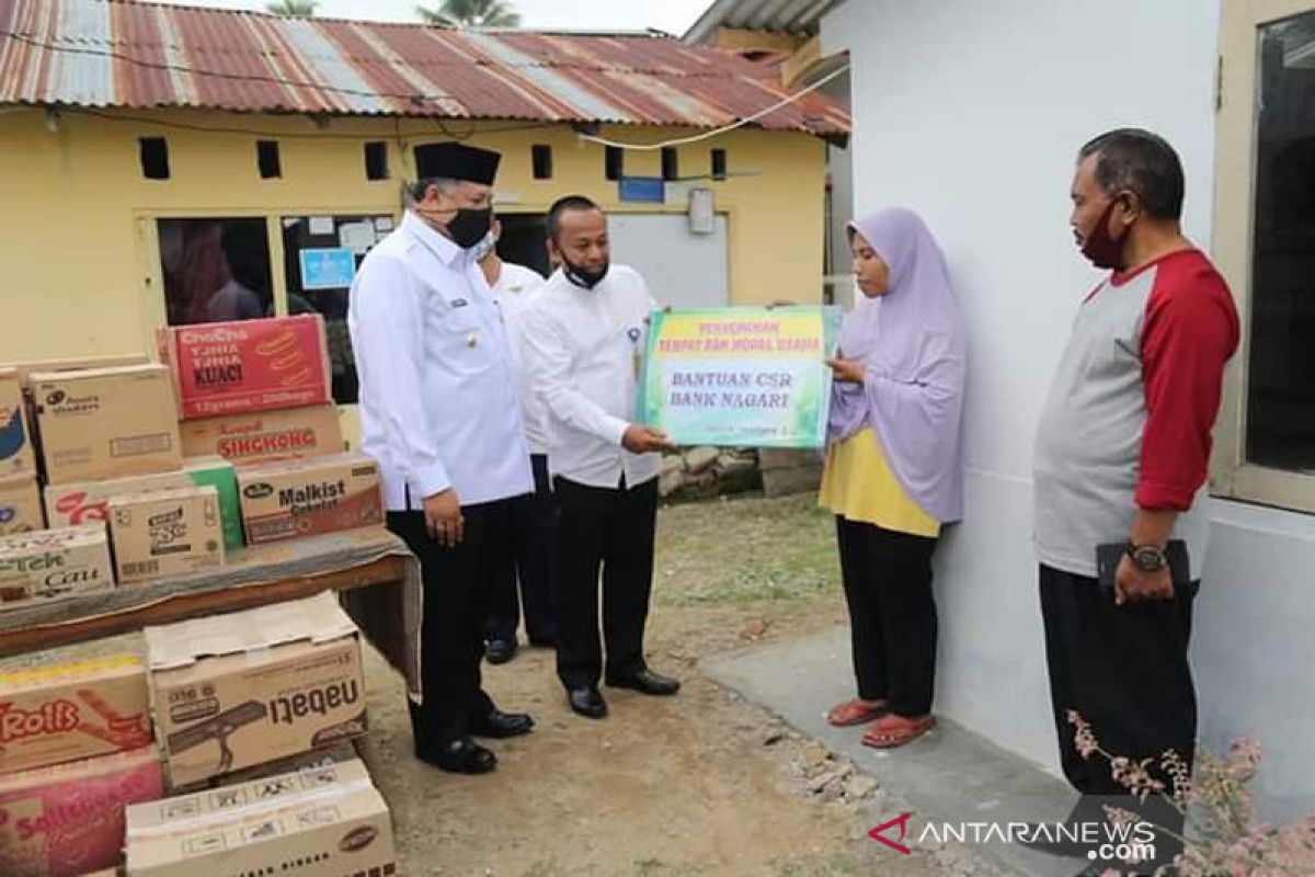 Wako Solok serahkan bantuan usaha pada keluarga kurang mampu