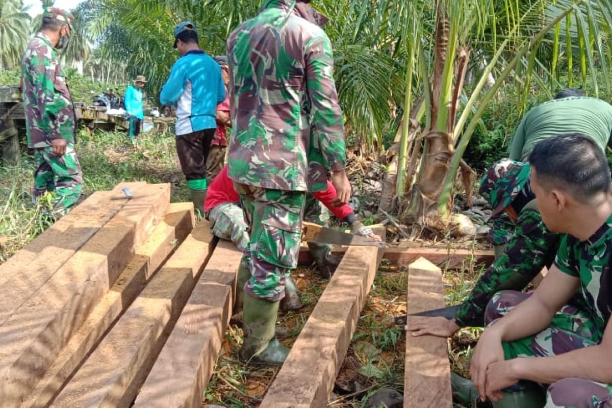 Pekerjaan TMMD renovasi tiga jembatan Pulau Hanaut berjalan lancar