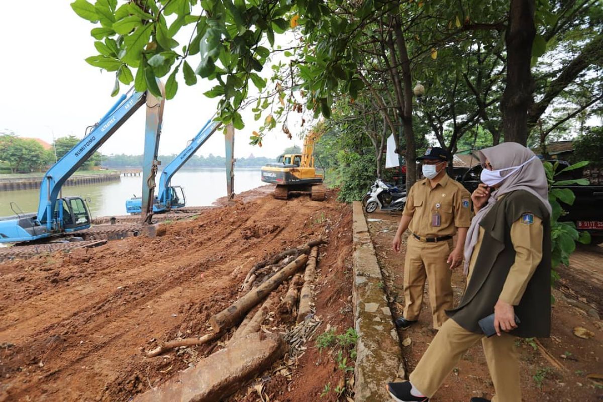 Sudin SDA Jaksel kirim tanah kerukan setu untuk makam COVID-19