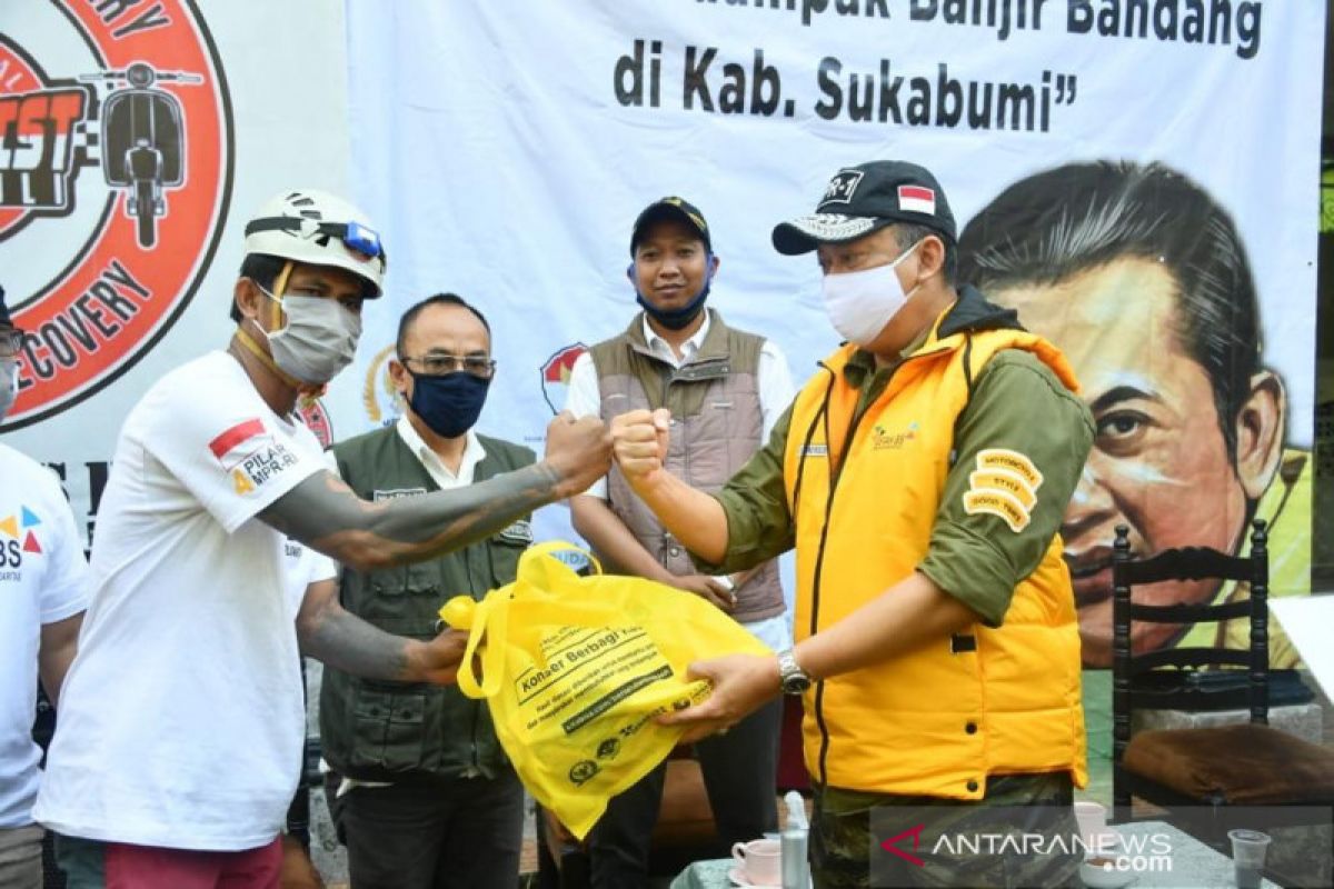 Bamsoet berikan bantuan pada korban banjir bandang Sukabumi