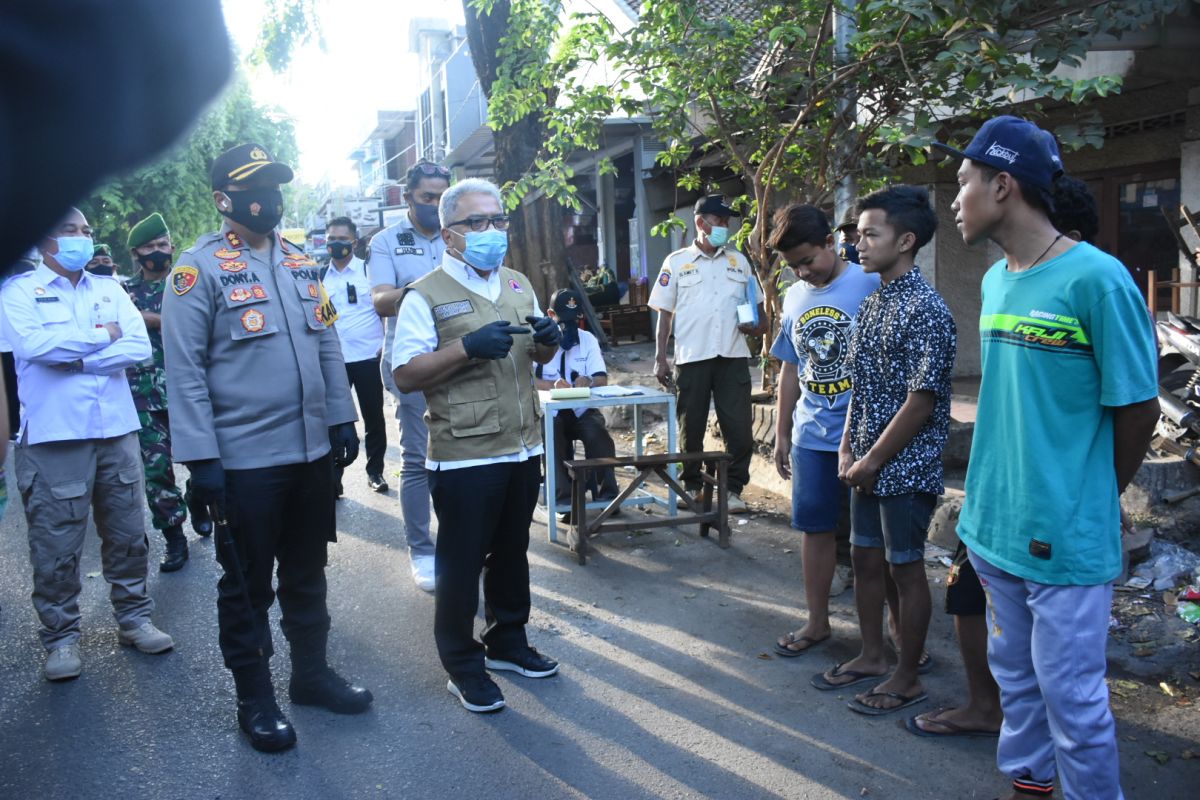 Belasan pelanggar protokol kesehatan di Mojokerto langsung di-rapid test