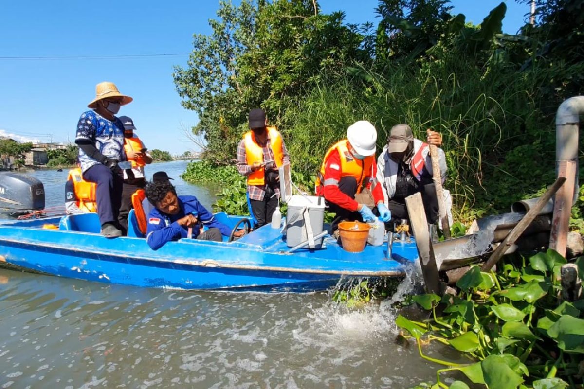 Susuri Kali Surabaya, Jasa Tirta I dan Tim Patroli Air temukan buangan limbah lima industri