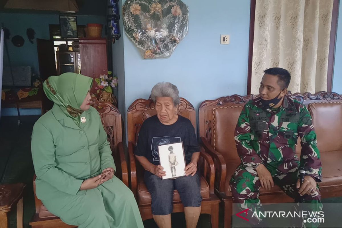 Dandim Sangihe menyerahkan bingkisan kepada pengasuh Ade Irma Nasution