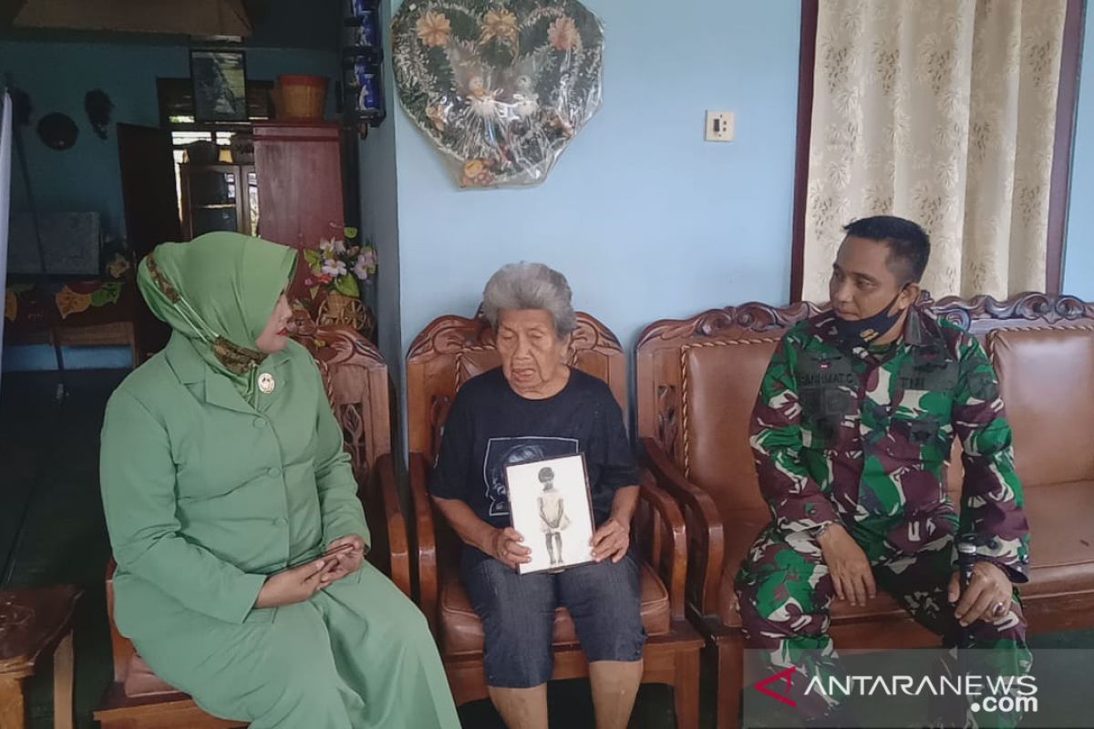 Dandim Sangihe serahkan bingkisan kepada pengasuh Ade Irma Nasution