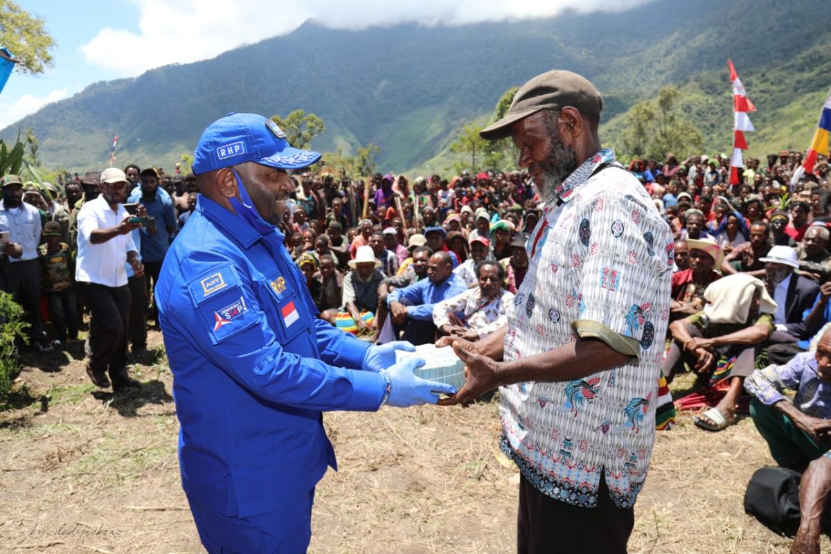 DPD Partai Demokrat Papua salurkan bantuan 17 jemaat GIDI wilayah Toli