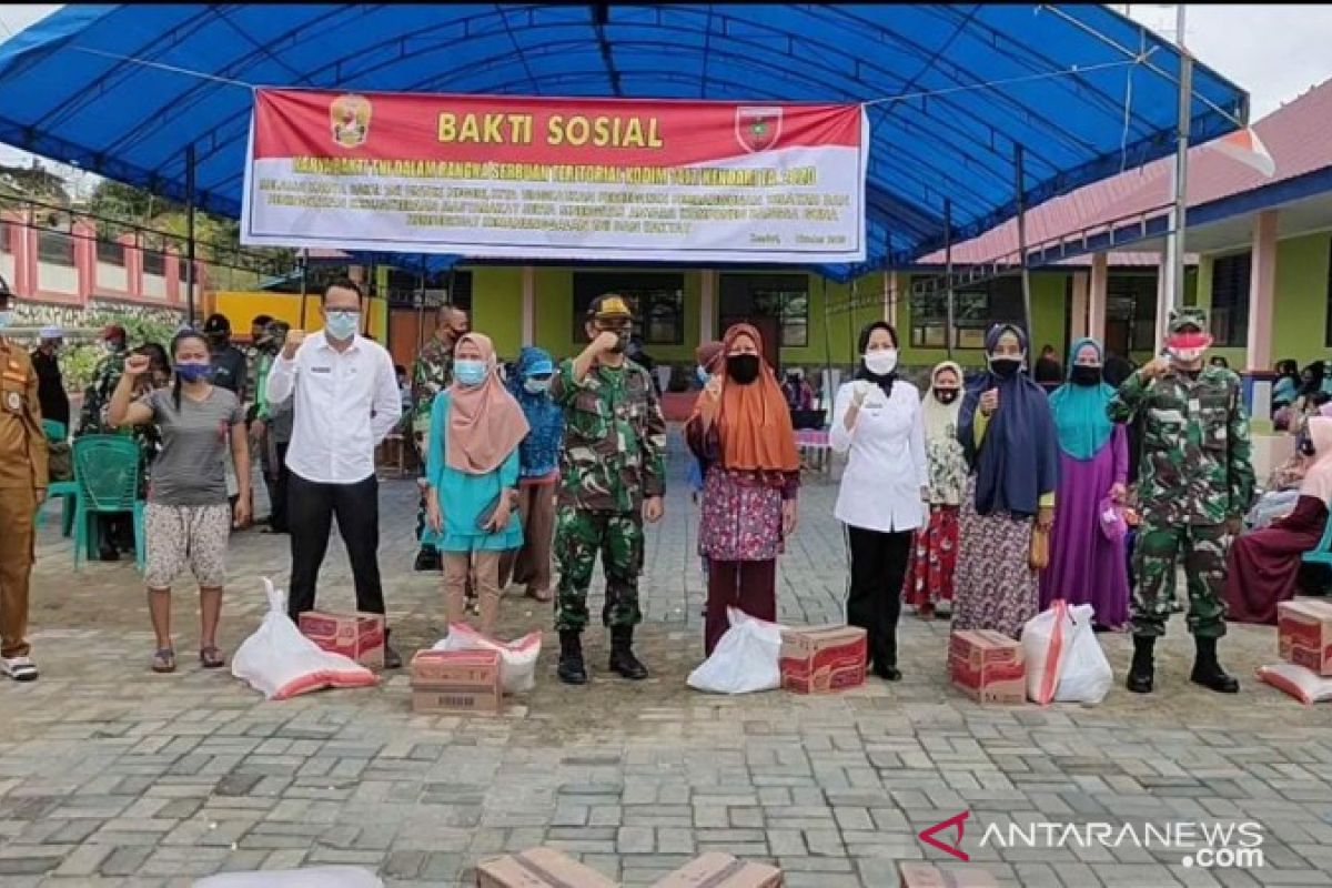 Kodim Kendari tes cepat COVID-19 dan bagi sembako kepada warga Konawe