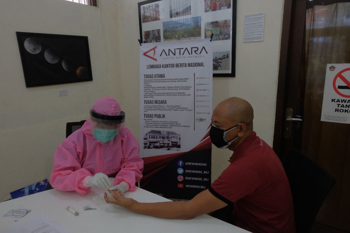 Pewarta/staf LKBN ANTARA Biro Bali lakukan tes cepat COVID-19 (WFH Full + vaksinasi)