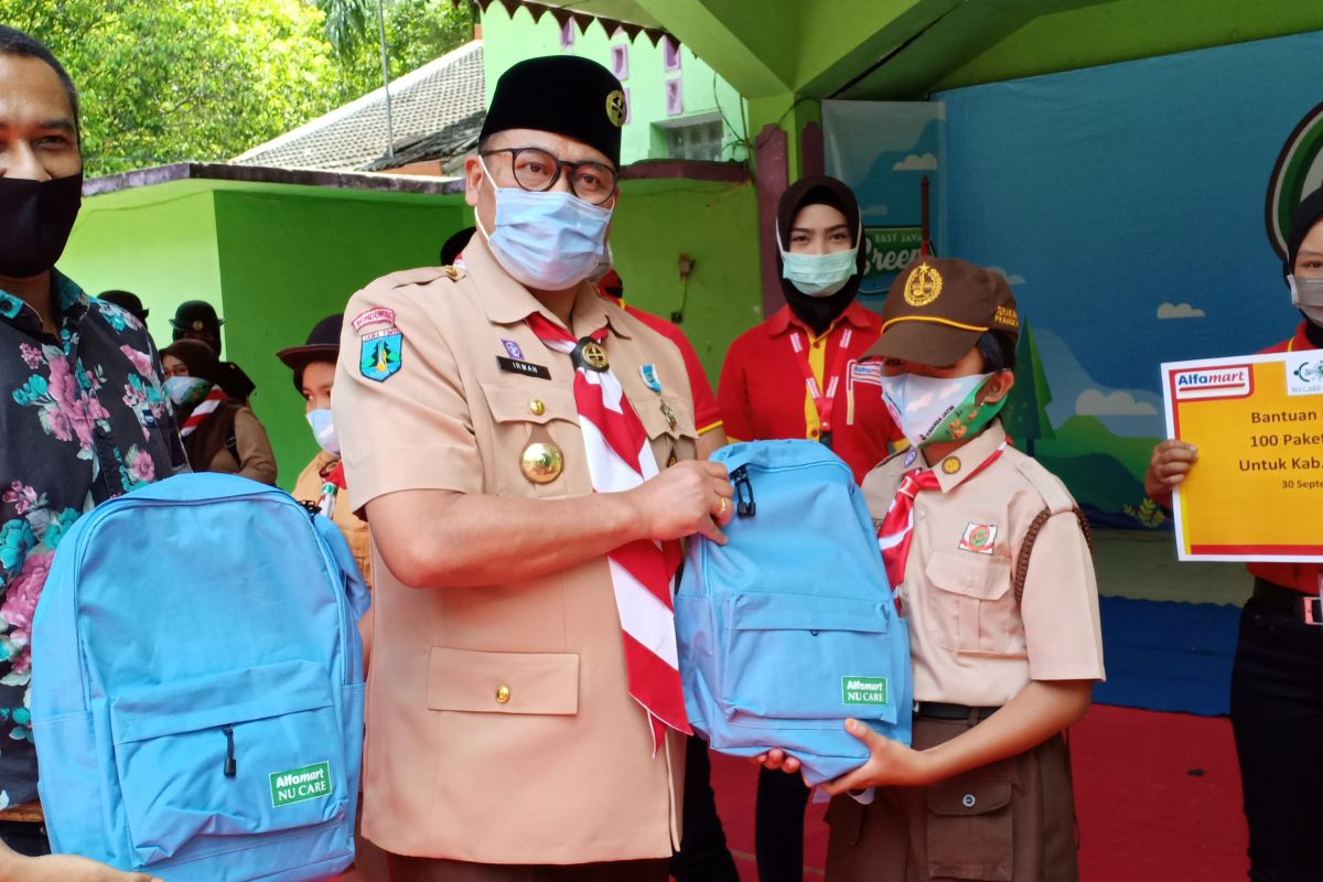 Alfamart bagikan seratusan paket perlengkapan siswa SD Bondowoso