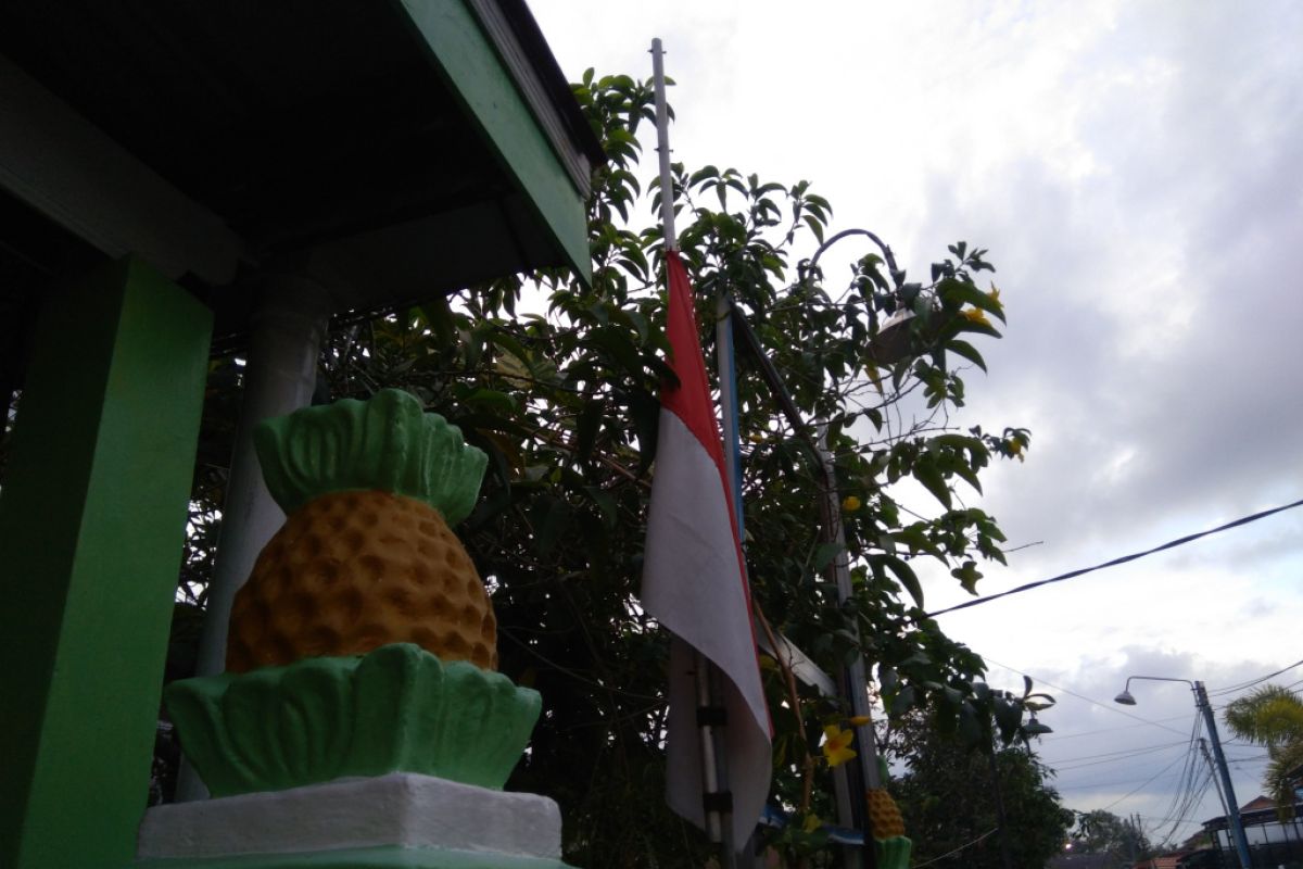 Bendera setengah tiang kenang keganasan G 30 S/PKI di banjarmasin kurang