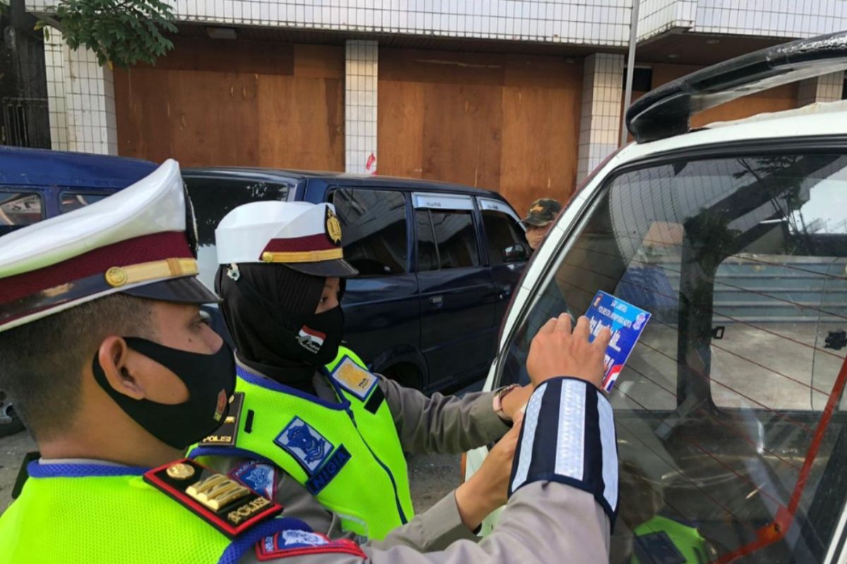 Polresta Jayapura bagikan stiker ayo pakai masker