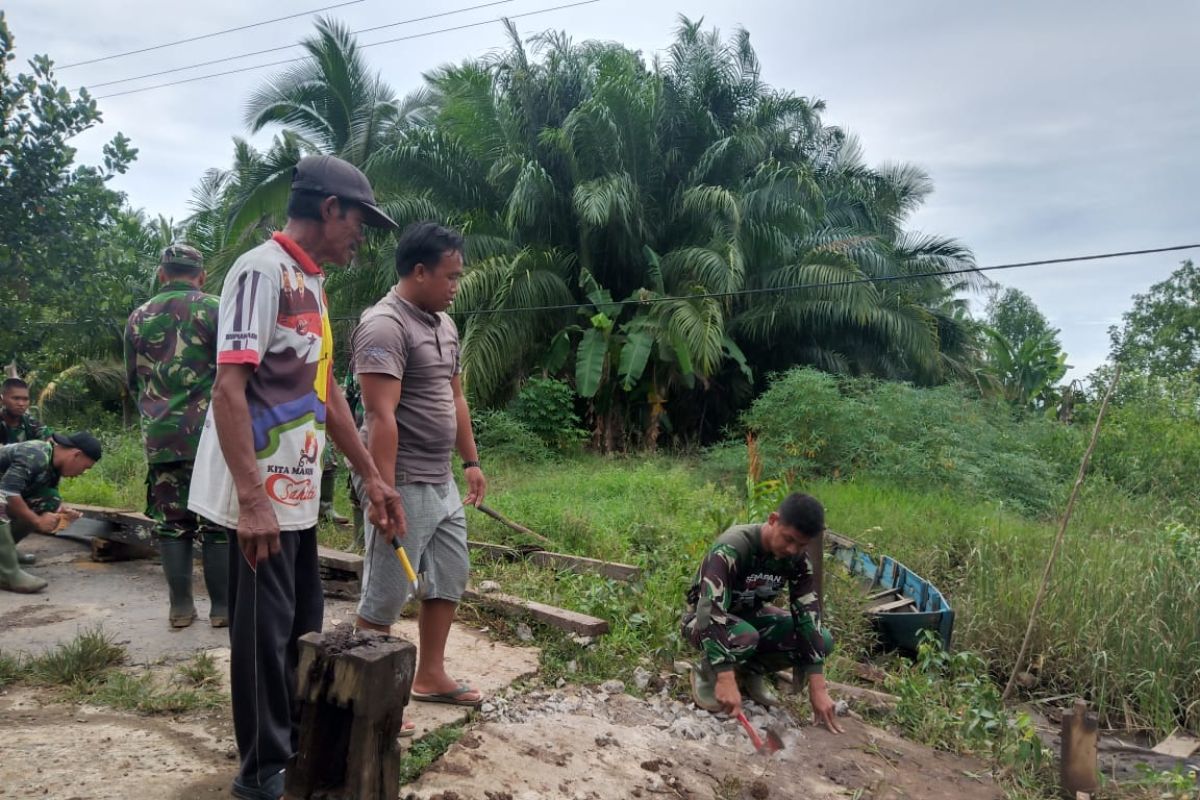 Gotong royong jalinan kemanunggalan TNI-Rakyat di TMMD Kodim 1015/Spt