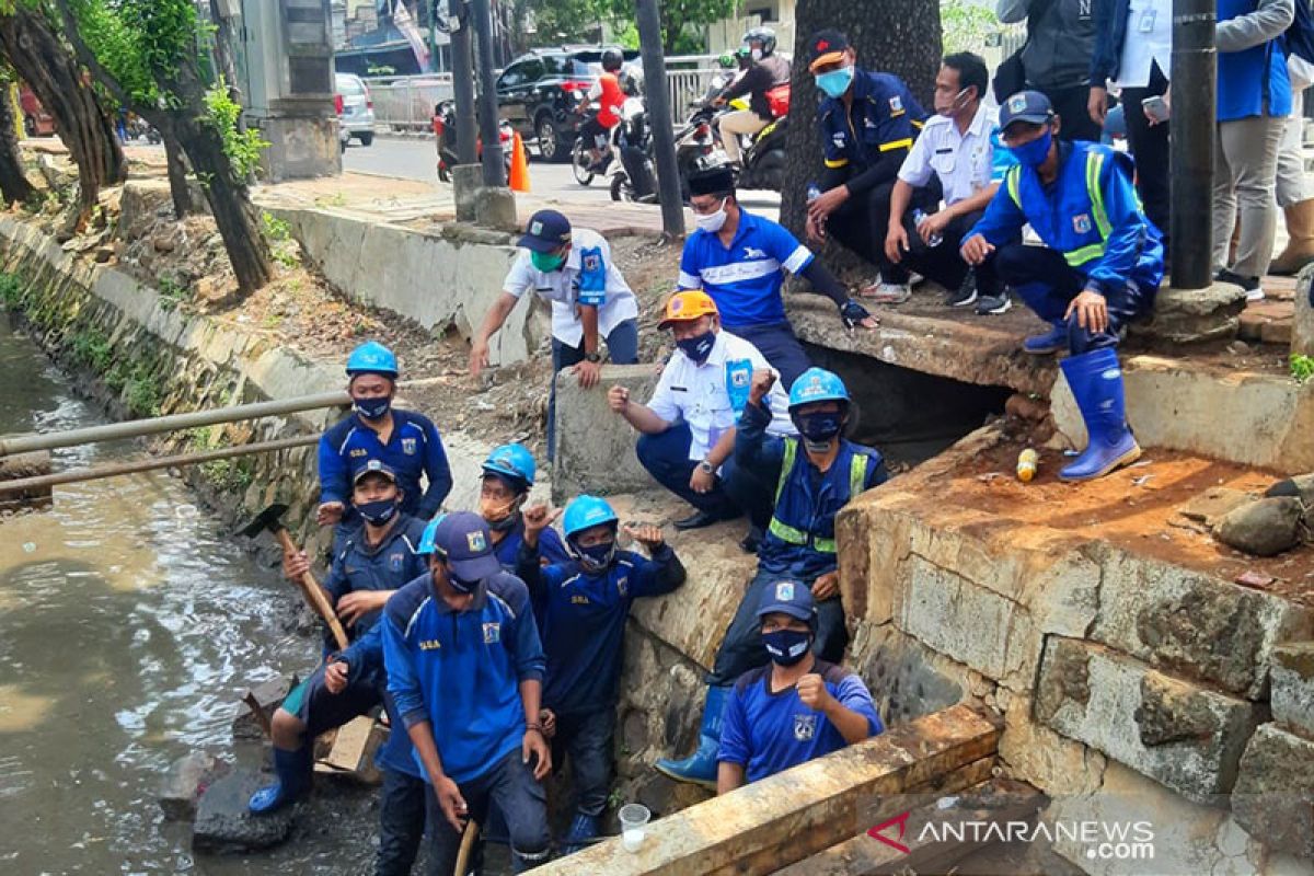 DKI lakukan pembersihan lumpur seluruh aliran air