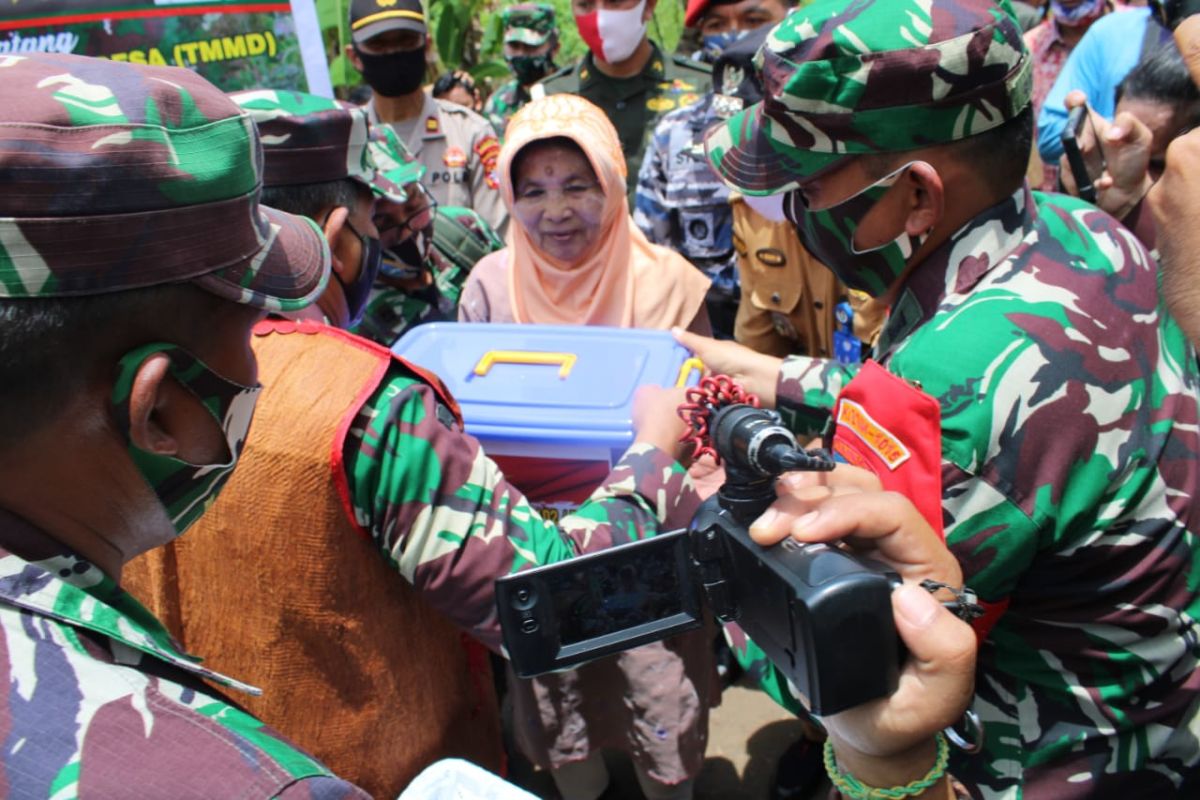 Aslat Kasad dan Dansatgas TMMD bagikan paket Sembako ke warga