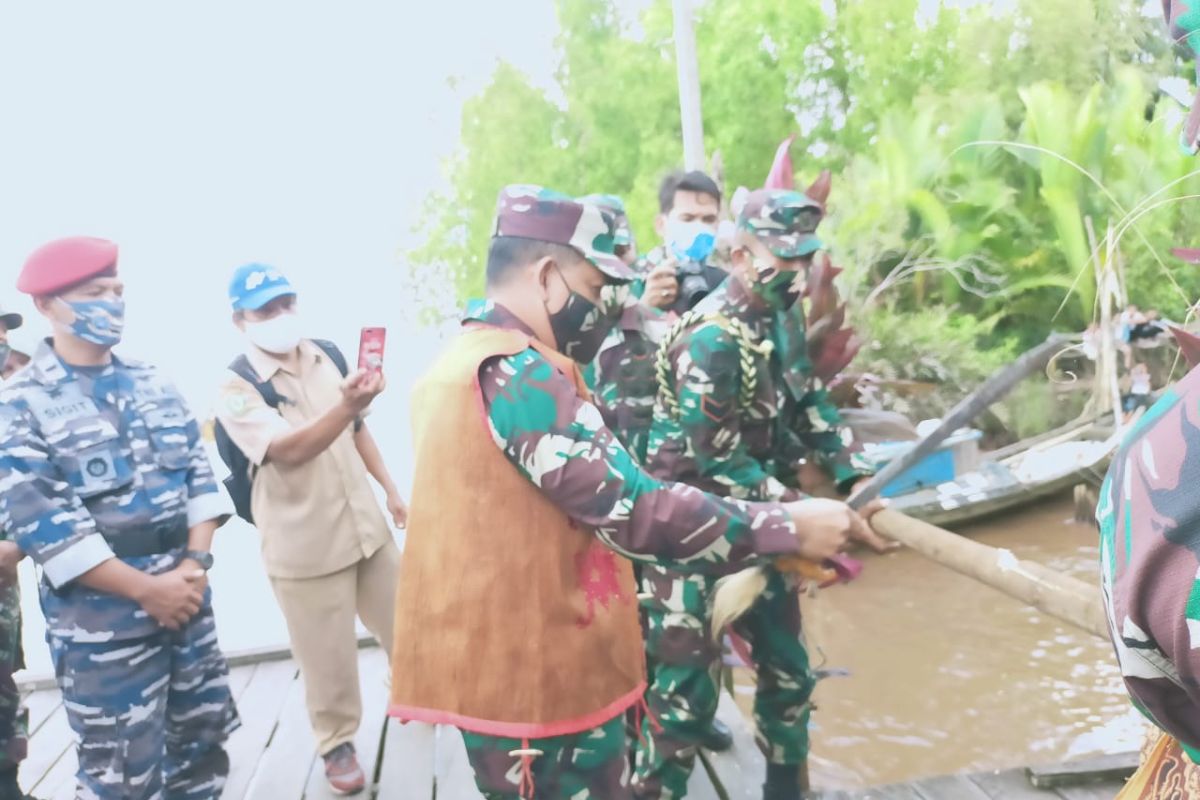 Kedatangan rombongan Aslat Kasad disambut dengan tradisi Potong Pantan