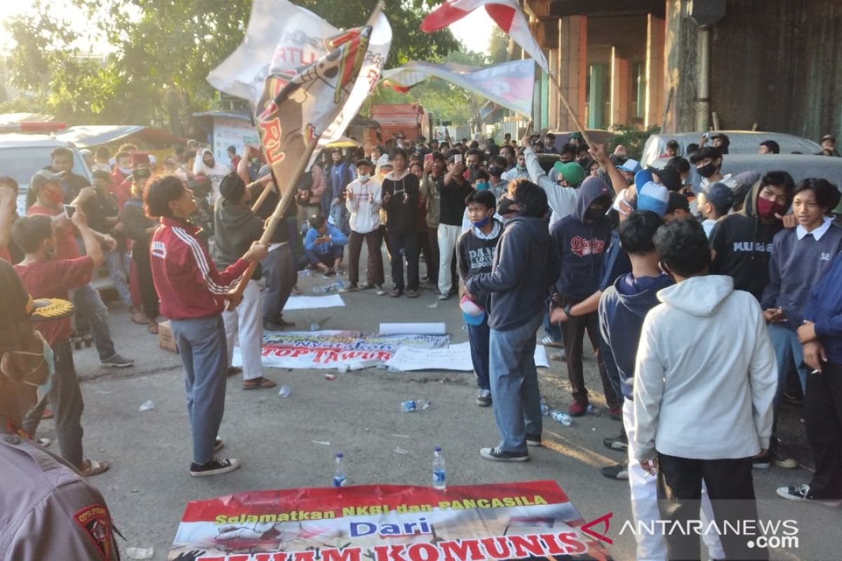 Polisi bubarkan aksi pemuda dan pelajar tolak PKI di Jakarta Utara