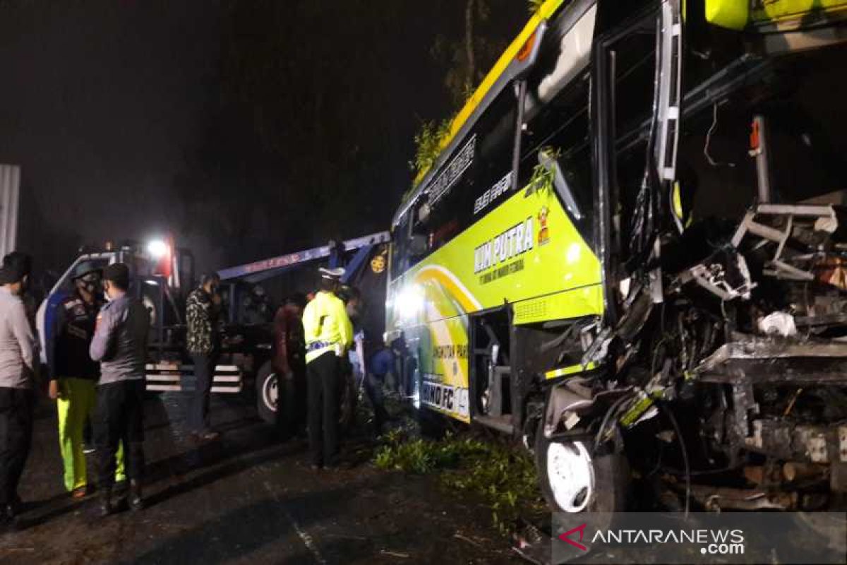 Empat oarang tewas saat bus wisata alami kecelakaan