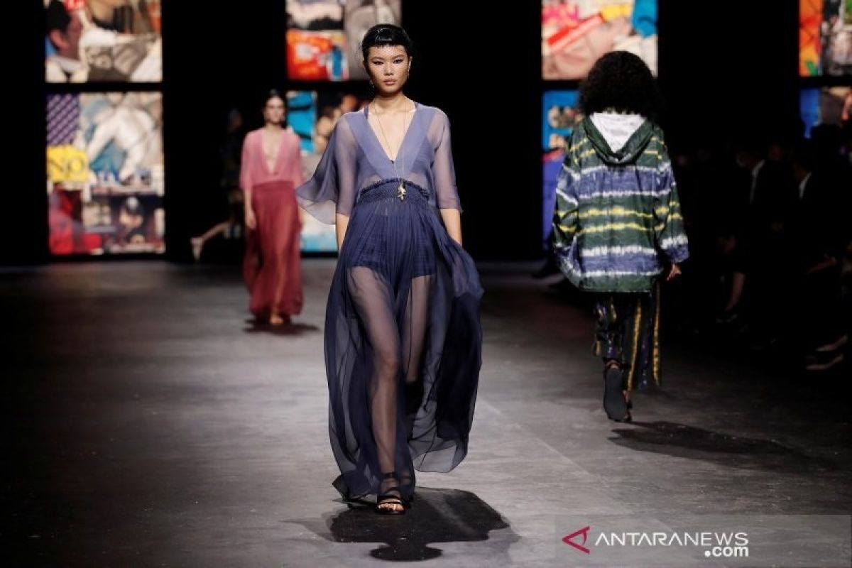Buka Paris Fashion Week, Christian Dior gunakan kain tenun ikat Indonesia