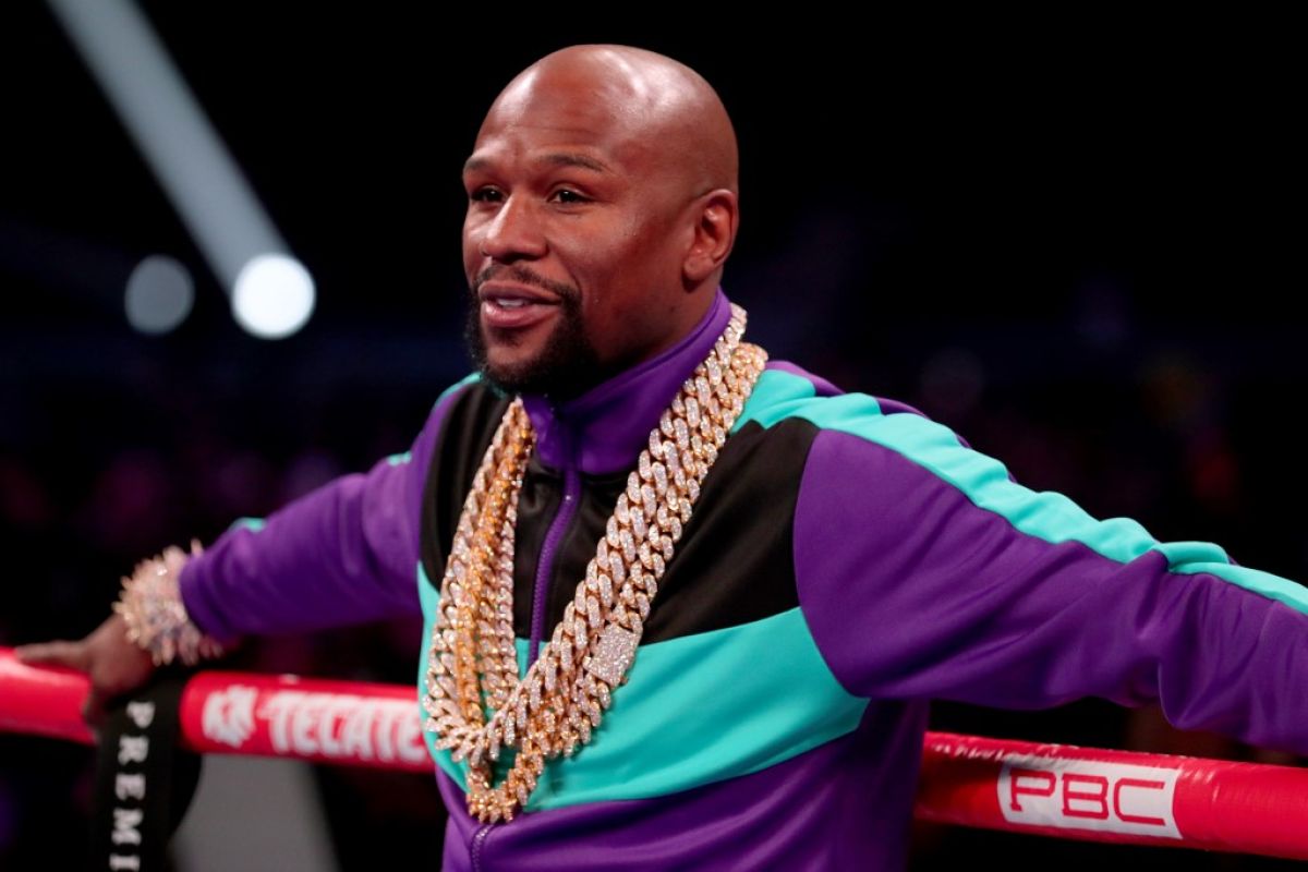 Jika hadiahnya besar, Mayweather siap ladeni McGregor atau Nurmagomedov