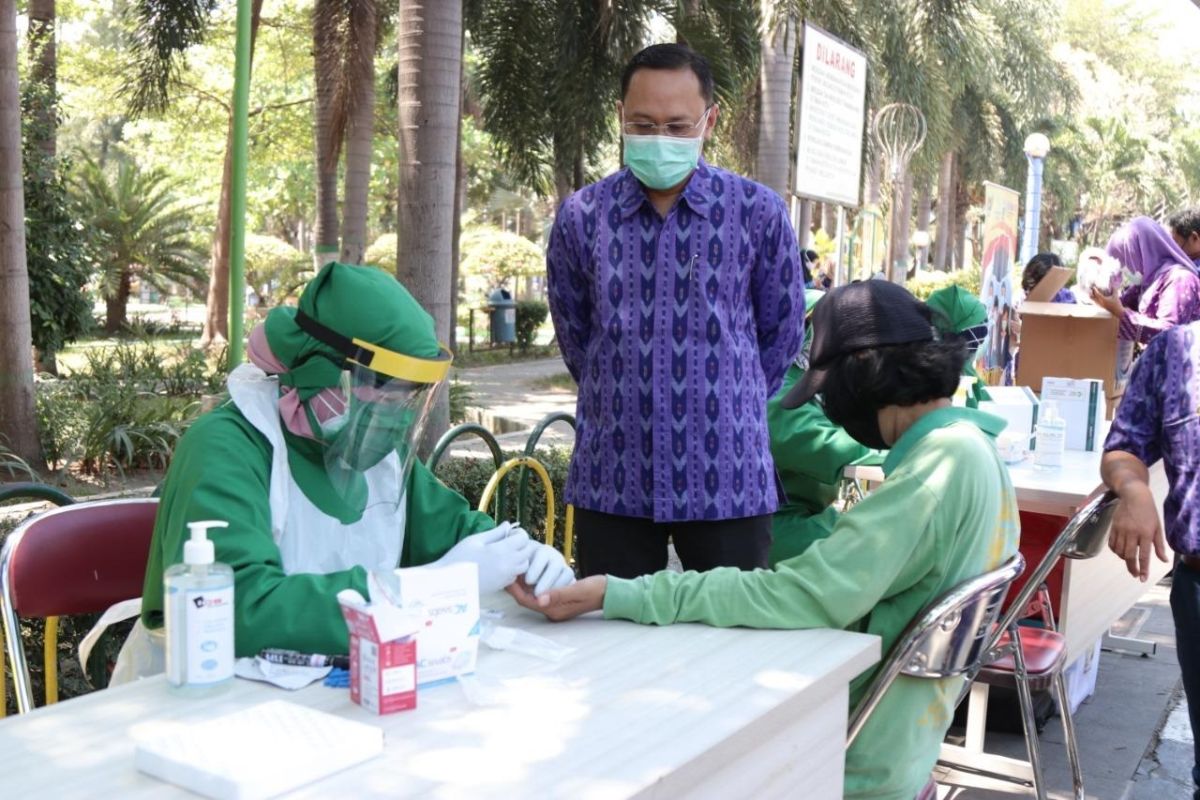 Dinkes Kediri gelar rapid test dan bagikan masker untuk warga