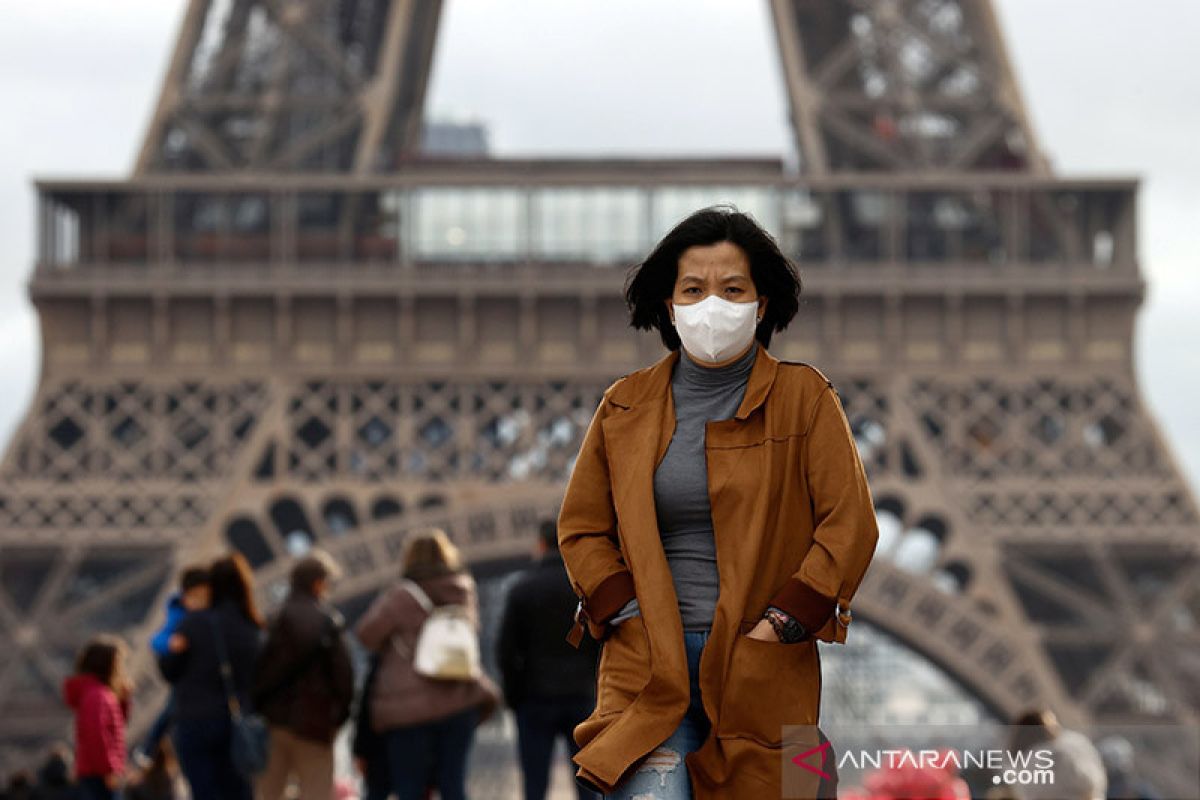 Pandemi kembali memburuk, Paris tutup banyak toko pada malam hari