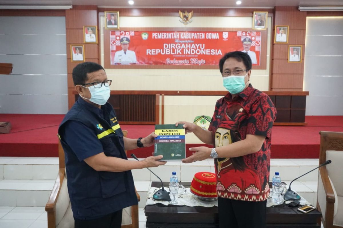 Kemenkes serahkan bantuan APD untuk Gowa