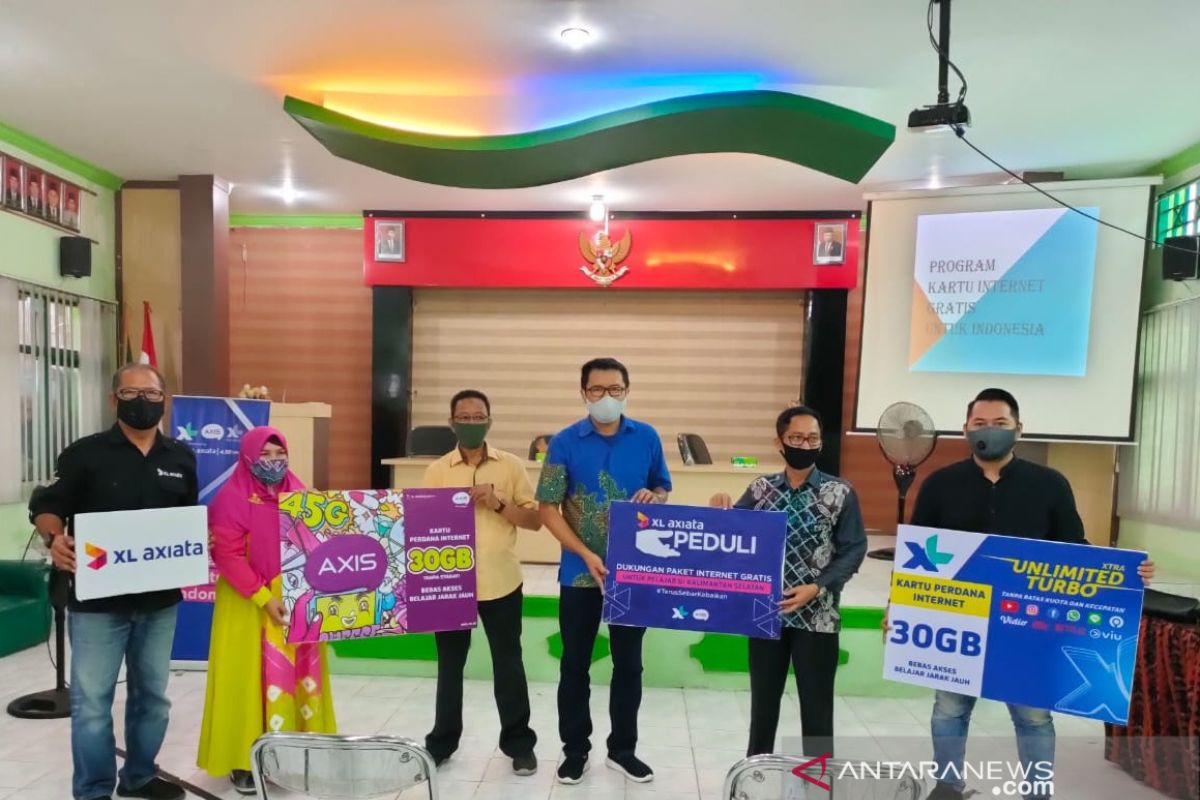 137,000 S and C Kalimantan madrasah students receive free data package