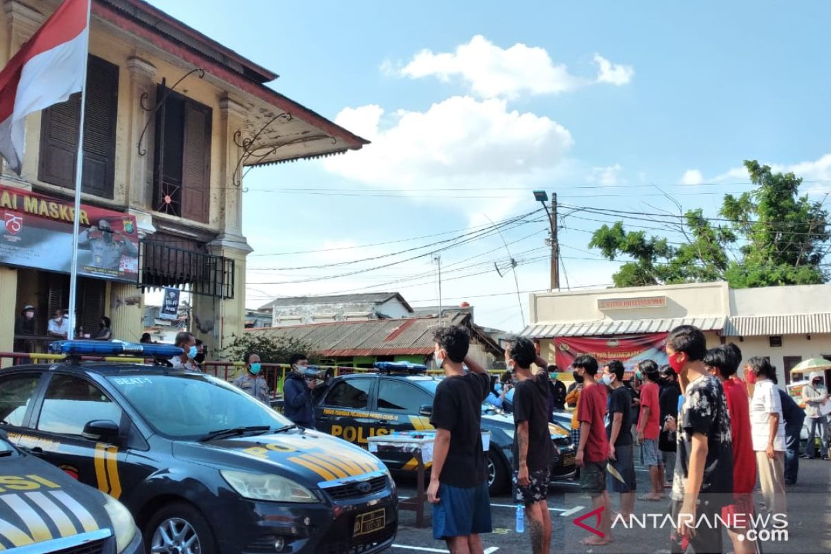 Pelaku tawuran di Palmerah bersimpuh pada orang tua dan hormat bendera