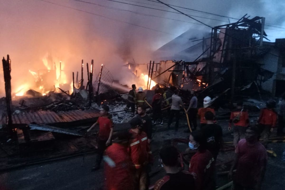 Pasar Sintang terbakar, pasien RSUD diungsikan