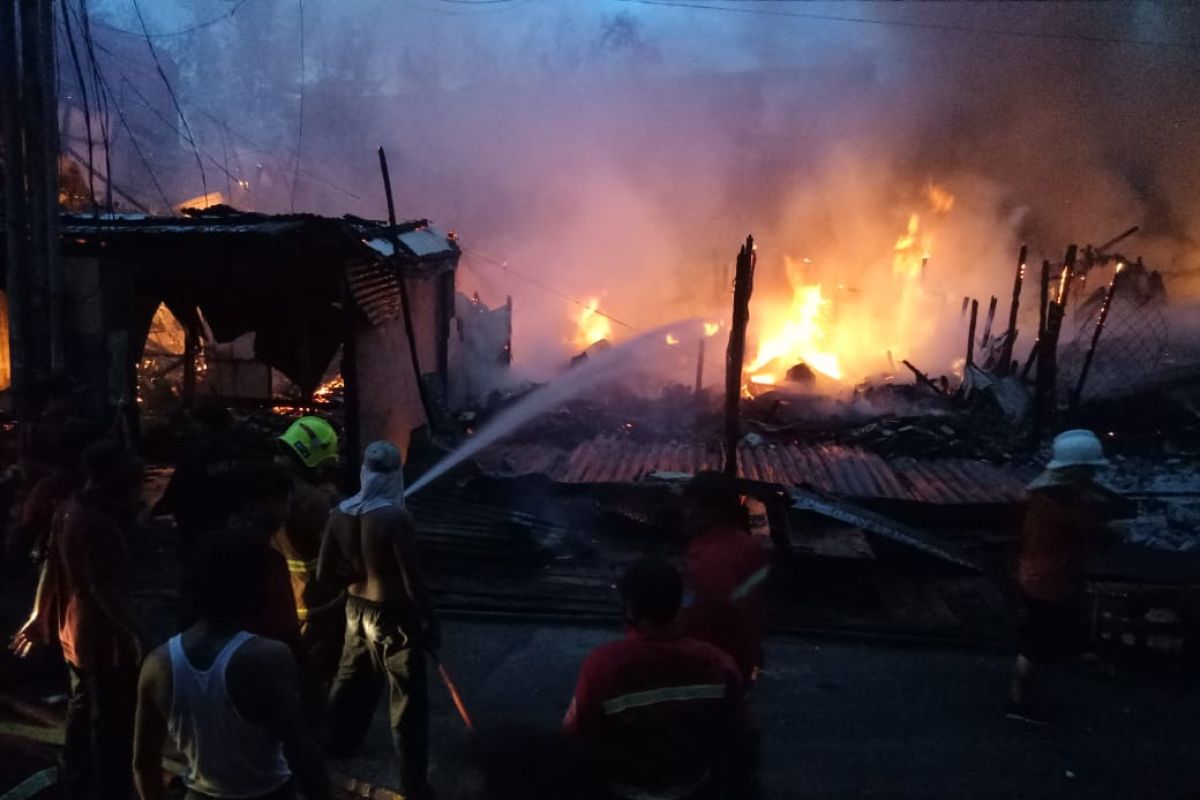 9 Ruko di depan Pasar Raya Sintang terbakar