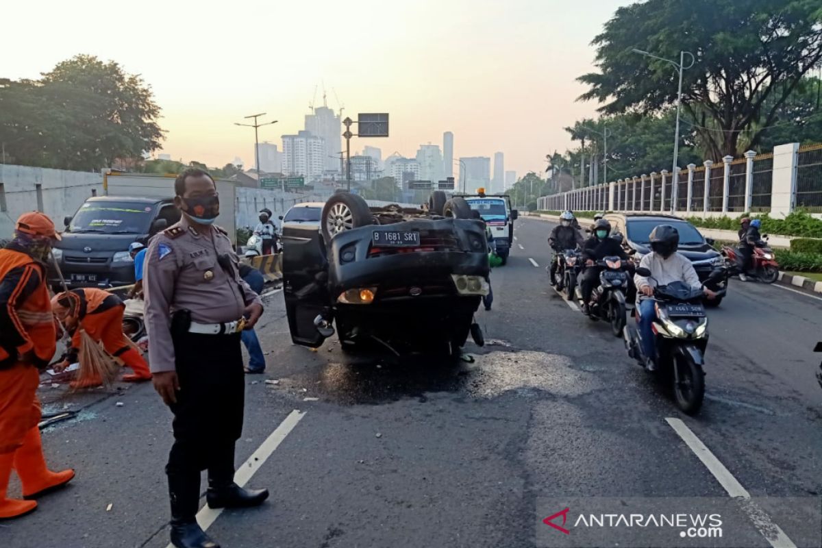 Mobil tabrak trotoar, terguling di dekat Gedung DPR/MPR RI