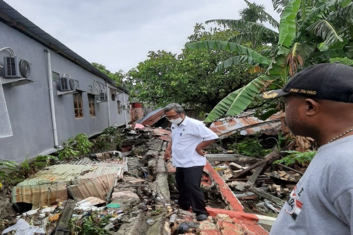 Tembok pembatas rubuh, dua bocah tewas