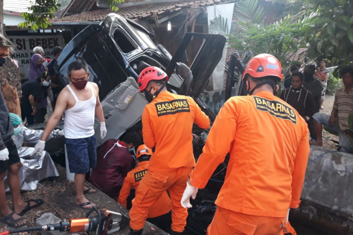 Basarnas mengevakuasi korban terjepit di mobil terperosok masuk selokan