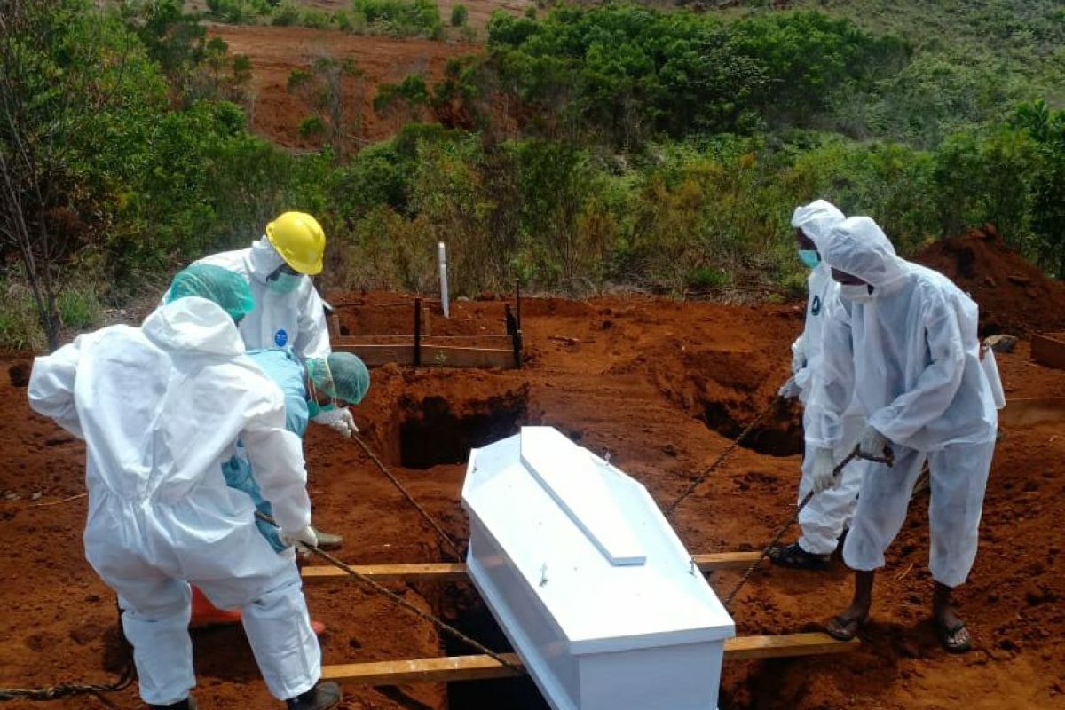 UP2KP-Dinkes dan PUPR makamkan tiga pasien COVID-19 di Kota Jayapura