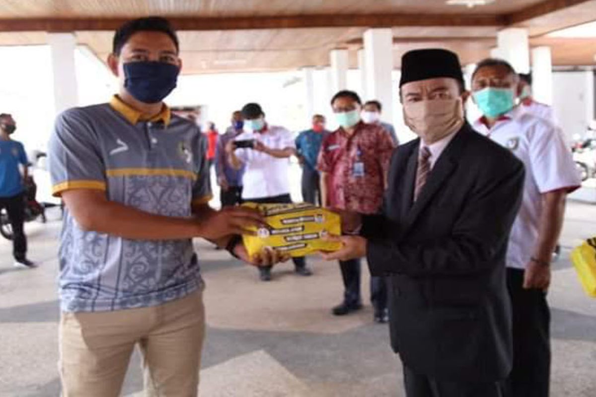 Bupati Seruyan serahkan ratusan paket APD COVID-19 ke atlet