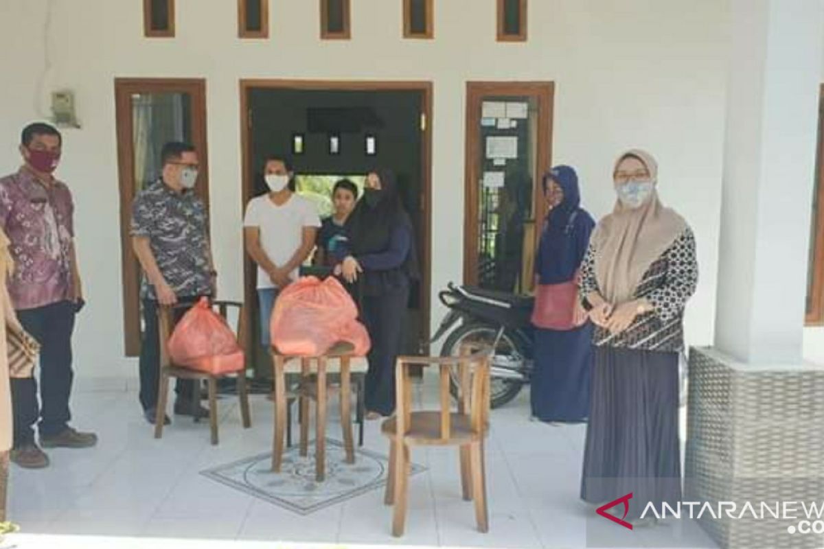 ASN Kota Solok serahkan bantuan sembako ke pasien COVID-19 jalani isolasi