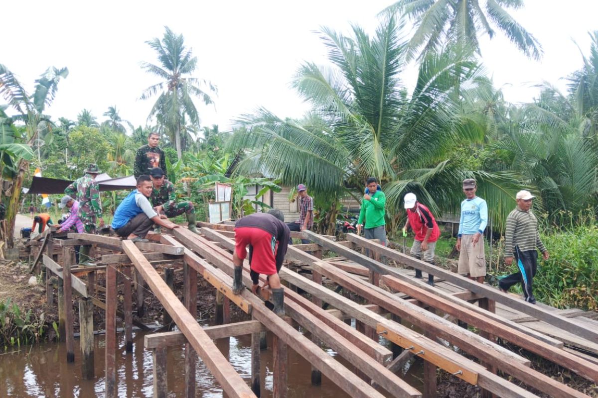 TMMD renovasi jembatan mudahkan petani angkut hasil panen