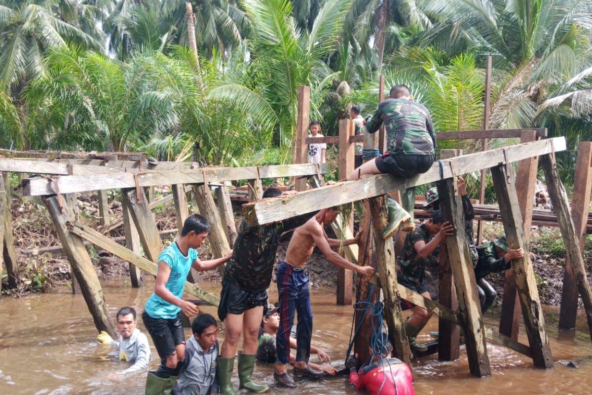 Tiang utama Jembatan Handil Samsu mulai di tancap