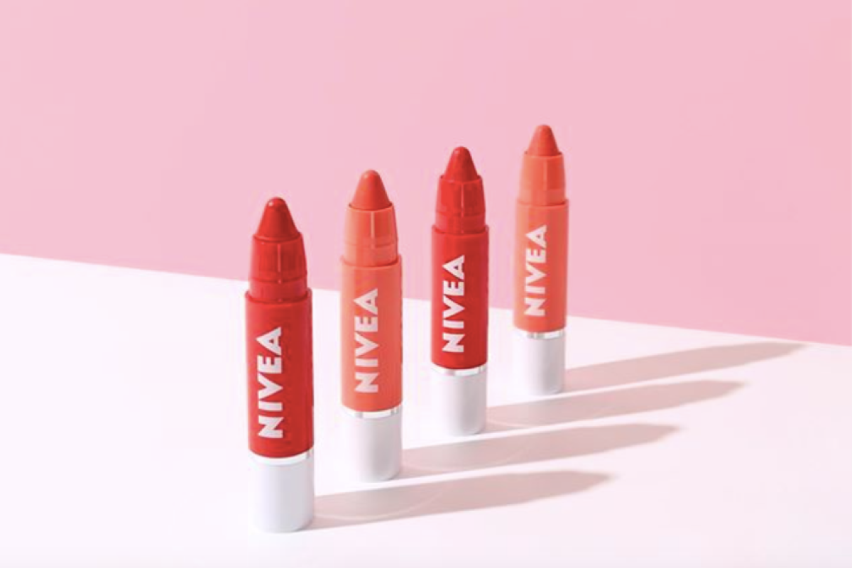 Lipstik dan "lip care" dalam kemasan krayon