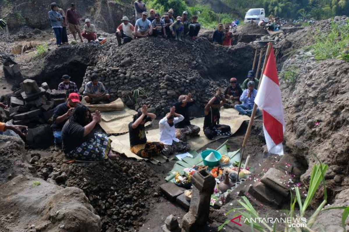 Warga lakukan ritual di lokasi temuan batuan candi hulu Sungai Belan Magelang