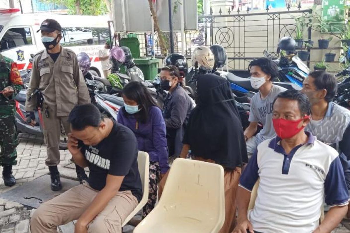 Cegah penularan COVID-19, Pemkot Surabaya bentuk tim swab hunter