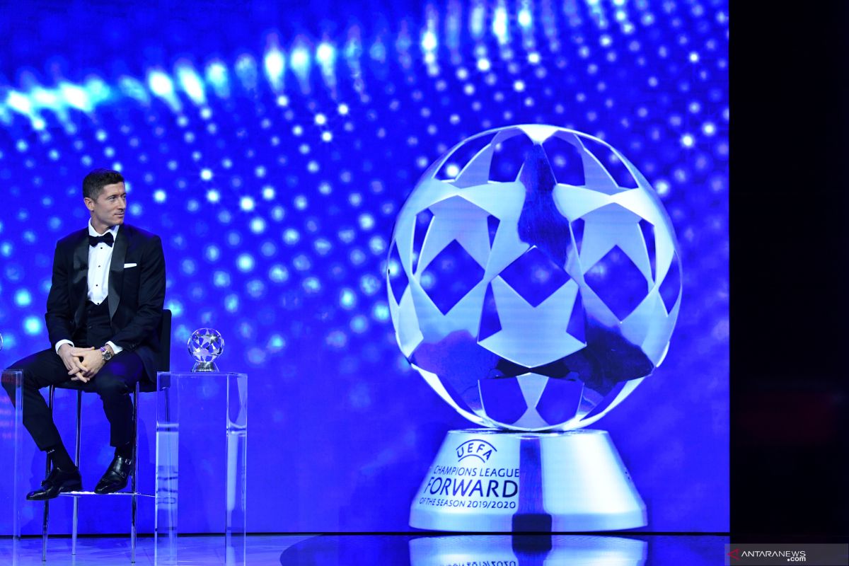 Lewandowski kawinkan gelar pemain dan penyerang terbaik UEFA