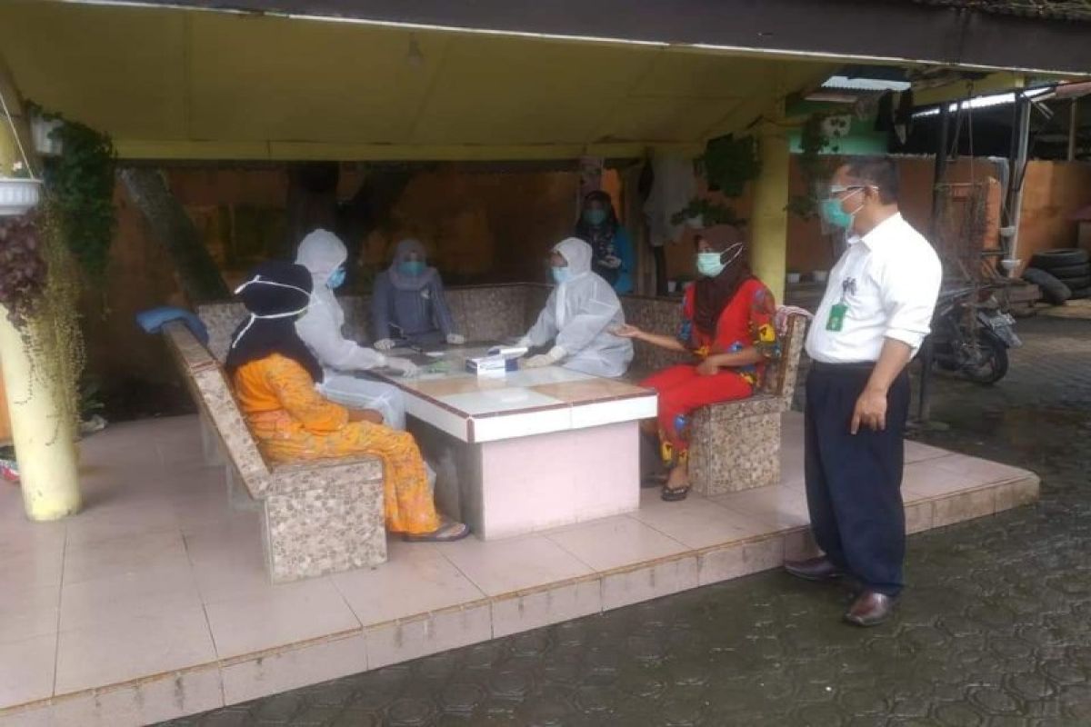 Belasan warga Desa Ara Condong Langkat di-rapid test setelah ada yang positif COVID-19