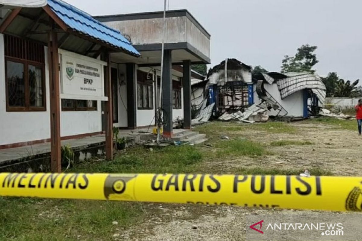 Polres Keerom tangkap enam orang terkait pembakaran kantor dan palang jalan