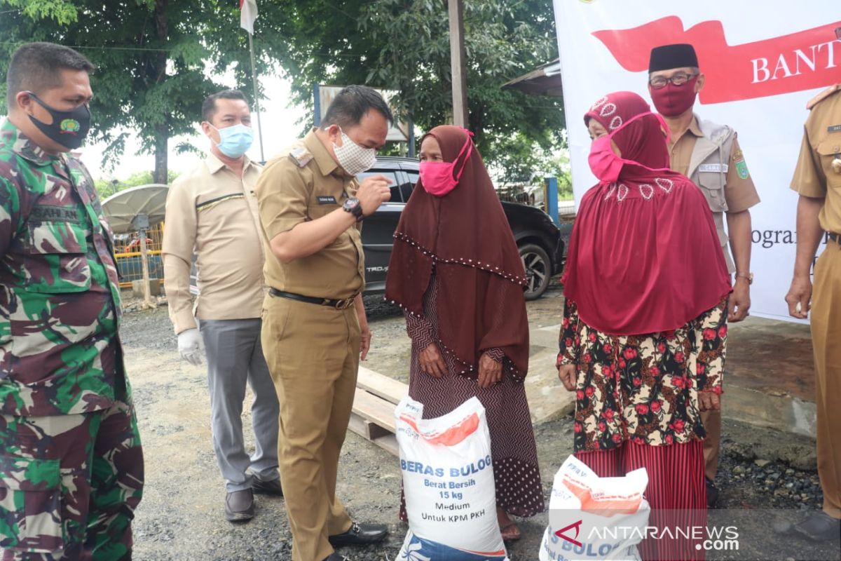 Bupati Tanah Bumbu salurkan beras program bansos dari Kemenkes