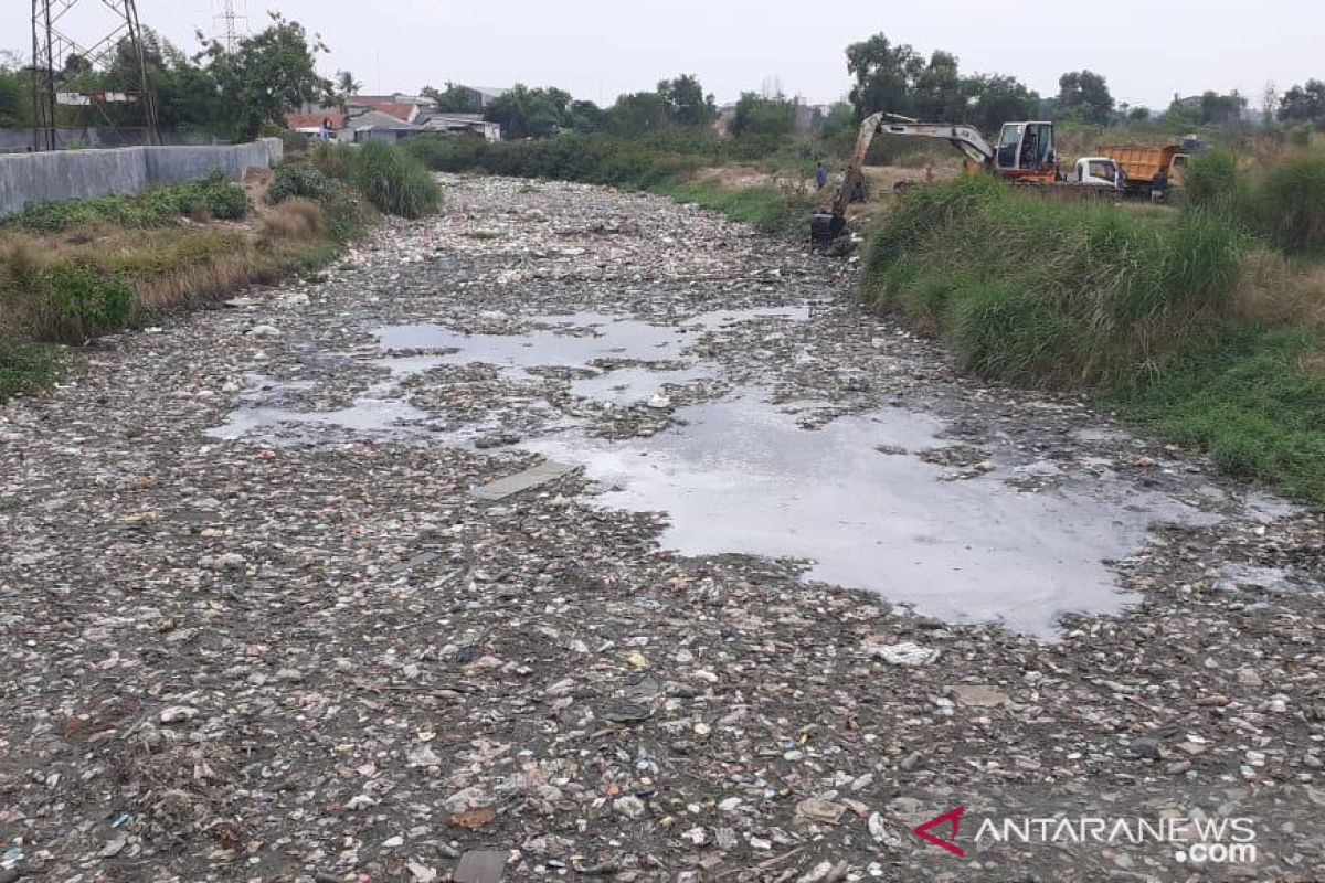 Sampah 200 meter tutupi aliran Kali Blencong Bekasi