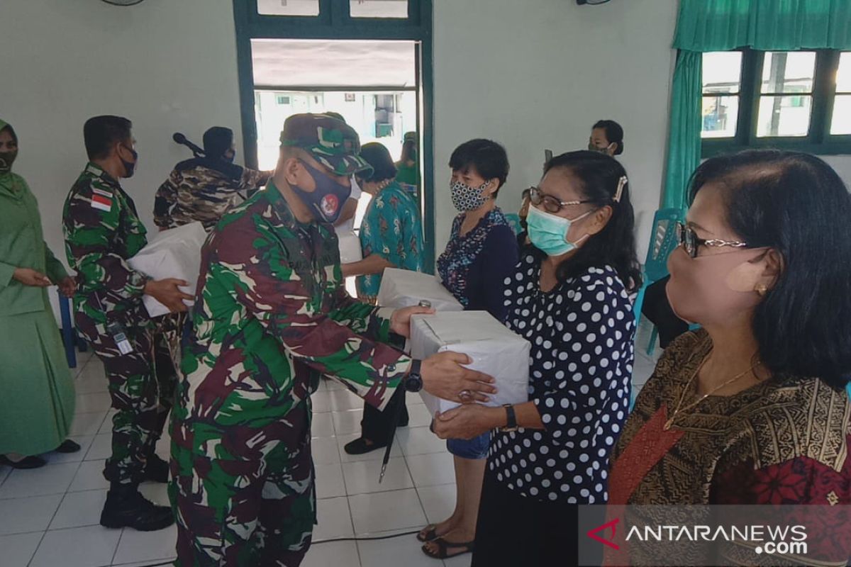 Kodim 1301 Sangihe serahkan bangkisan kepada warga peringati HUT TNI