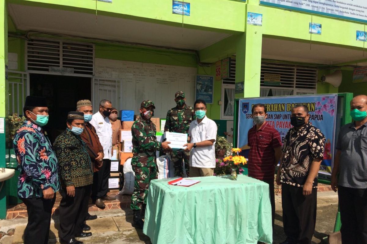 W Sumatran teachers donate school supplies for Papuan children