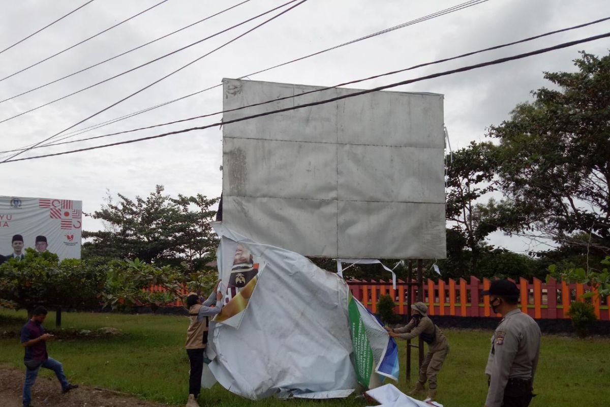 Bawaslu Bangka Tengah tertibkan alat peraga pasangan calon