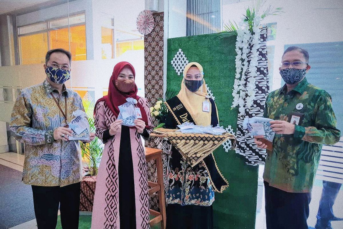 BNI Syariah peringati Hari Batik dengan bagikan masker bermotif batik